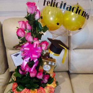 Caracol de rosas con gorro de grado, globo burbuja personalizado, y ferrero por 4