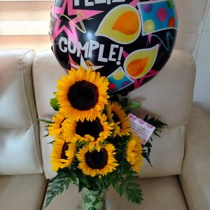 Jarrón con girasoles y globo metalizado