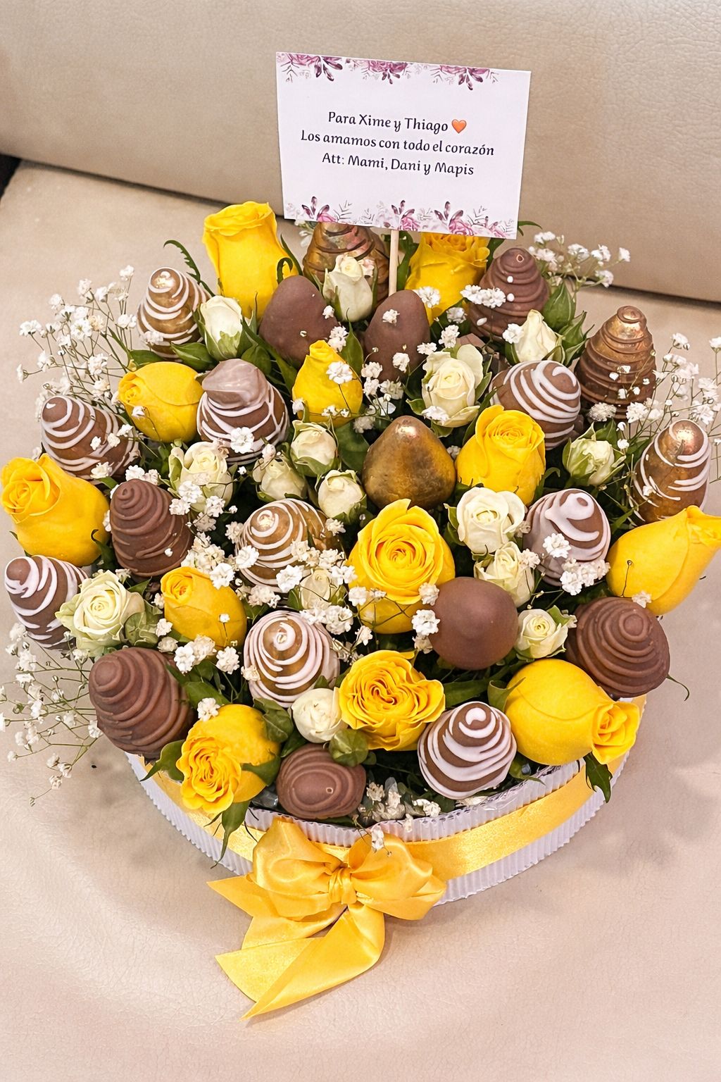 Cilindro de rosas y 24 fresas achocolatadas