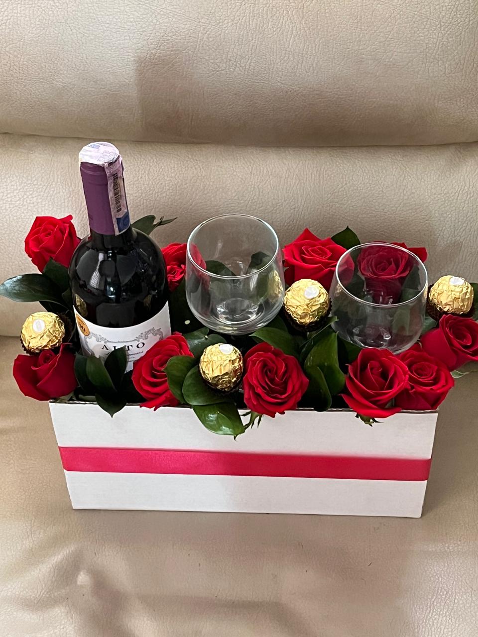 Caja de 12 rosas, 4 ferrero, botella de vino y copa