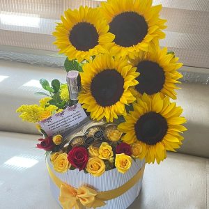 Cilindro con 5 girasoles, botella de vino y ferrero corazón