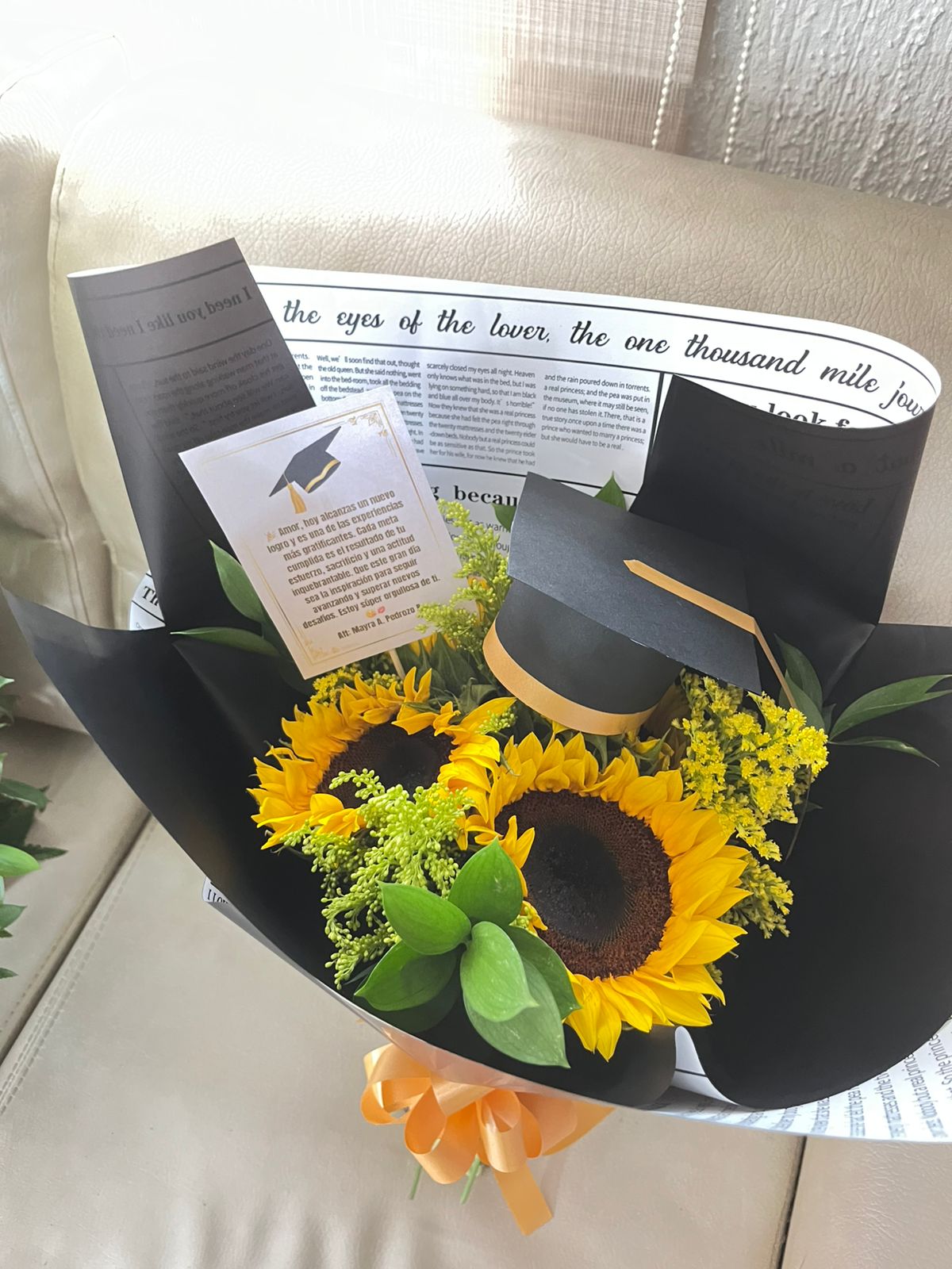 Bouquet de 3 girasoles con birrete de grado