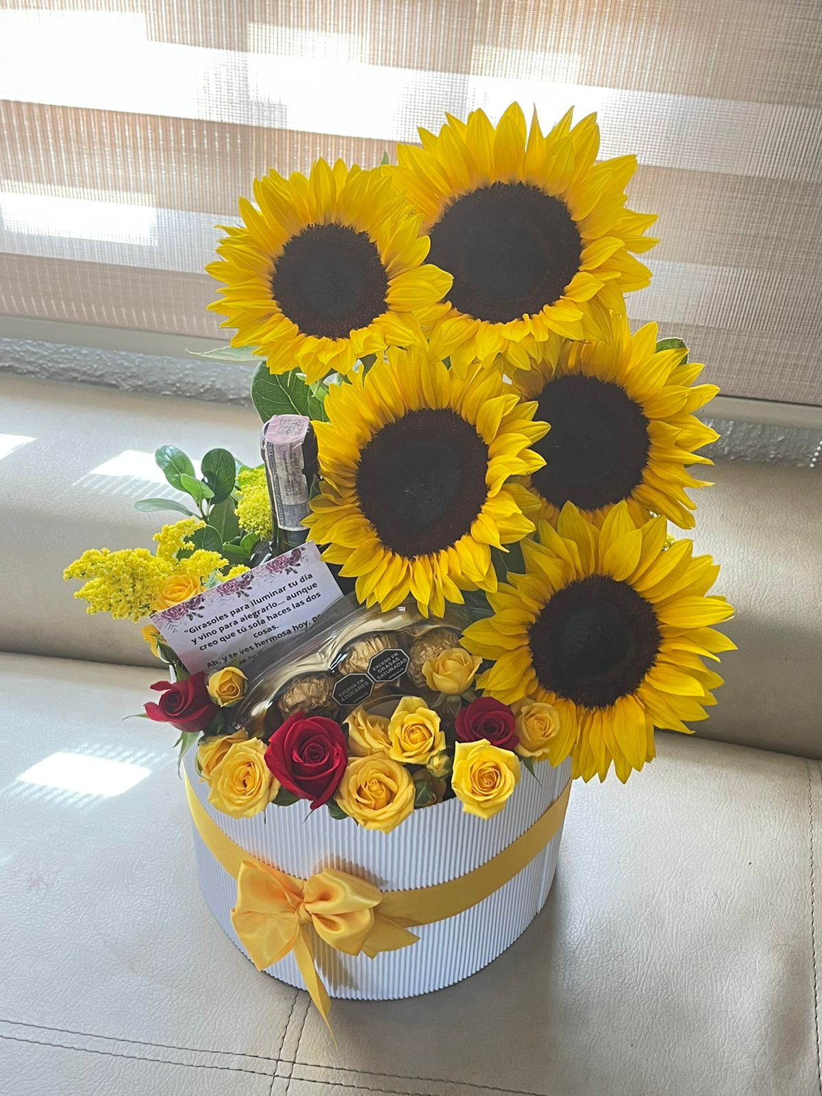 Cilindro con 5 girasoles, botella de vino y ferrero corazón